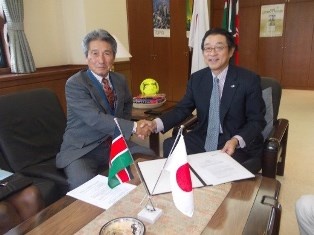 署名後の握手(左は矢野代表)