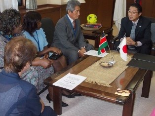 被供与団体からの謝辞を受ける森臨時代理大使