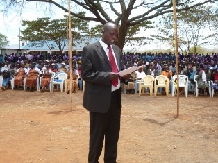 Mr. Michael Tuwei, Head Teacher of Oldebes Secondary School introducing the project.