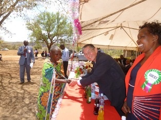 Ambassador Terada greeting a senior lady who is one of the land donors of the school.