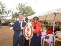 Ambassador Terada receiving the traditional shield as a token of appreciation.