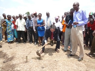 Ambassador Terada breaking the ground to start the construction.
