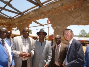 Ambassador Terada, Governor Ongwae and other officials at the roofless classroom