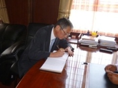 H.E. Ambassador Terada signing visitor’s book