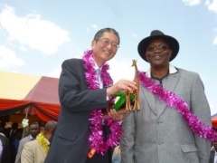 Ambassador Terada receiving ornaments from Governor Ongwae as a token of appreciation for the support