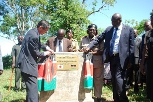 H.E. Tatsushi Terada and H.E.Cornel Rasanga unveiling the plaque