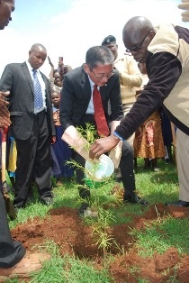 H.E. Mr. Tatsushi Terada planting tree