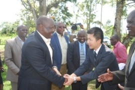 H.E.Isaac Ruto and Mr. Yuki Yamana greeting each other