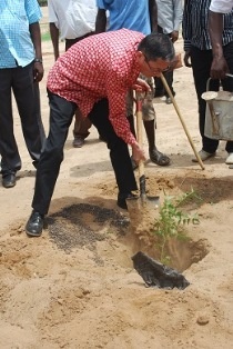 H.E. Tatsushi Terada planting a tree