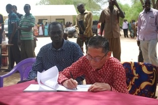 H.E. Tatsushi Terada signing on visitors book