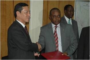 Ambassador Takata and Cabinet Secretary Henry Rotich shaking their hands after signing of the projects agreement