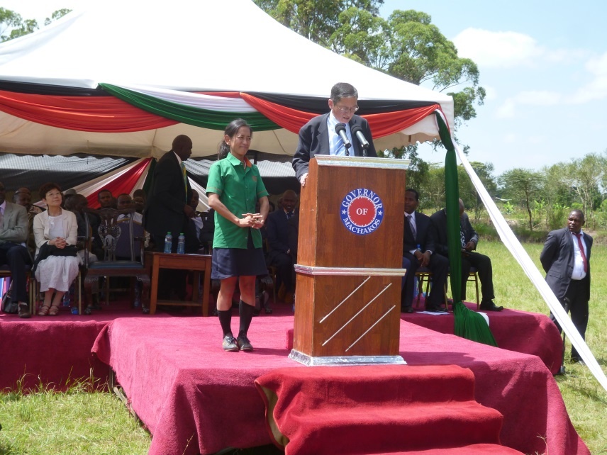 Ambassador Terada introducing former JICA Volunteer Ms. Ayumi Yamamoto, currently running Kenya Fruits Solutions Ltd.
