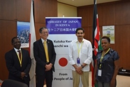寺田大使とアナンダ・マルガ国際救援団関係者による記念撮影