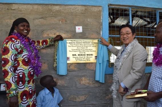 Unveiling the plaque Left:  Hon. Ms. Amina Ewoi Right: Mr. Mikio Mori