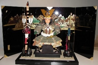 GO GATSU NINGYO Uijin, Toko-kazari: Warrior’s First Battle. One example of a display of the Satsuki dolls: the central gallant figure is a young warrior going to his first battle.