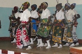 Diemo Primary School performing the song “Ashita ga Arusa”