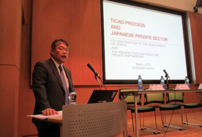 Mr. Koenuma delivering his lecture