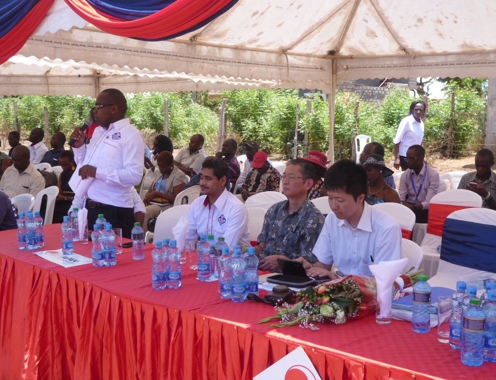 Dr. Edward Kinyanjui, Technical Director of AMURT expressing appreciation to Japan for the support and explainig community for the project.