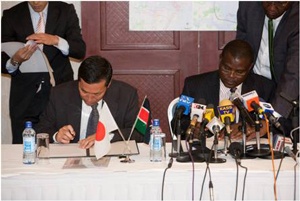 Ambassador Takata and Finance Minister Njeru Githae during the signing of the project agreement