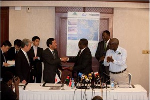 Ambassador Takata and Finance Minister Njeru Githae during the signing of the project agreement