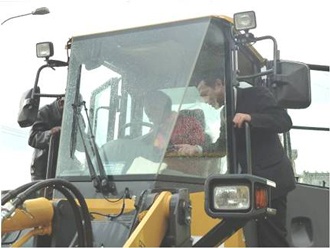 Hon. Murugi operating the wheel Loader under the support of Ambassador Takata