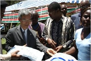 Amb.Iwatani donates 3,000 Olyset nets to the people of Bungoma