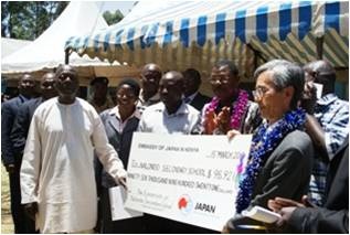 Amb. Iwatani hands over a dummy cheque to the school commitee