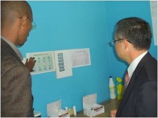 VCT counselor explaining to Mr. Yamada, different types of HIV/AIDS tests