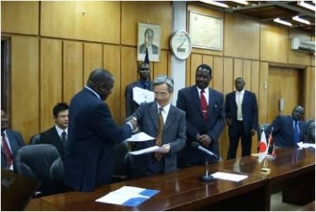 G/C exchange between Amb. Iwatani and the chairman of the Umande Trust, witnessed by Prime Minister R.T. Odinga.