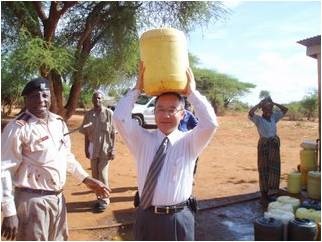 Mr. Yamada, trying to carry a 20little water tank like women in Buguta and Makwasinyi villages