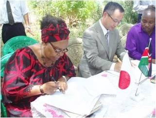 Mr. Yamada and Mrs. Mwangola of MAZIDO signing the Grant Contract