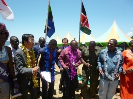 Mr. Mori and other participants joining the dance.