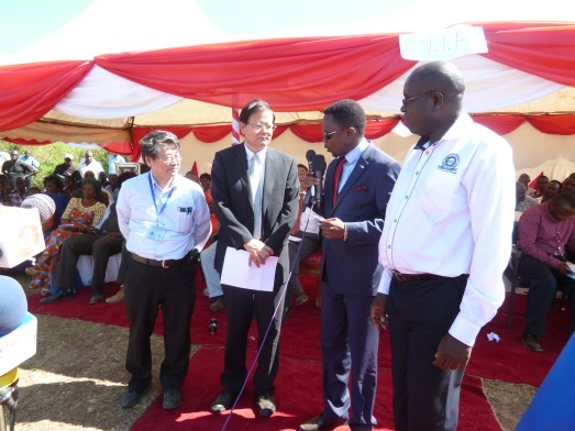 Prof. Seko and Mr. Inoue, Nagasaki University, introducing the project at the Lake Victoria.