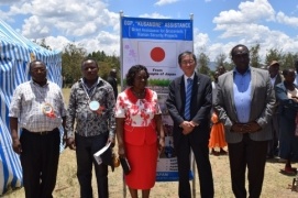 H.E. Mr. Tatsushi Terada and the leaders from the area