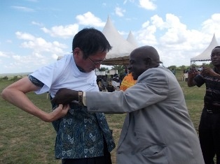 H.E. Terada receiving a T-shirt as a memorial gift