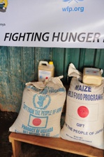 日本の支援で地元(ケニア近隣国を含む)から 調達された食糧(メイズ、豆、油) < Copyright: WFP/David Orr>