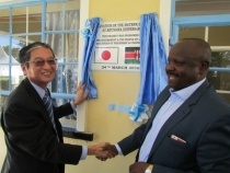 H.E. Mr. Tatsushi Terada shaking hands with H.E. Mr. Issac Ruto after unveiling the plaque