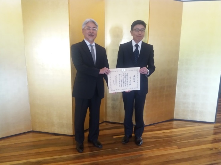 植澤利次駐ケニア特命全権大使（左）と山下高司鴻池組ナイロビ事務所所長（右）