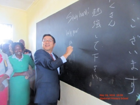 Mr. Mori congratulating successful completion of the project by writing message in Japanese