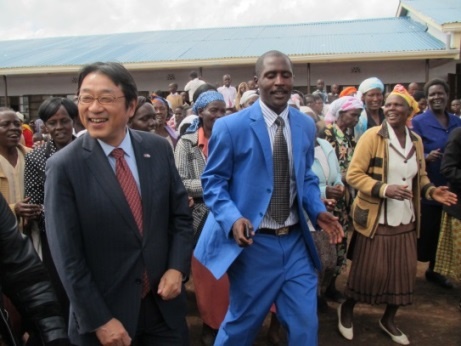 Mr. Mori welcomed by Community members