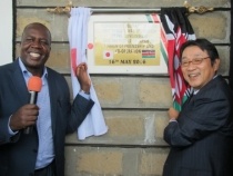 Mr. Mori and Mr. Serem unveiling the plaque.