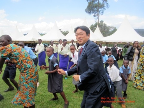 Officials and Mr. Mori and dancing together with pupils to express their joy