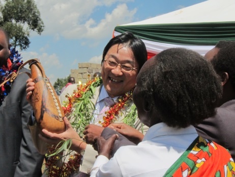 Mr. Mori welcomed by Members of Women group