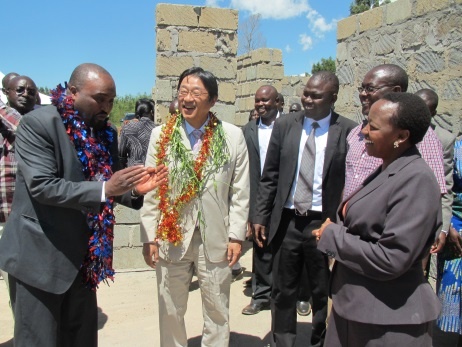 Mr. Mori, H.E. Mrs. Ruto and H.E. Mr. Chemno inspecting construction site