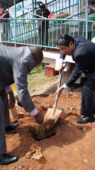 Minister Mori planting a tree to commemorate the occasion