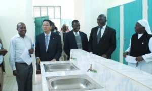 Minister Mori inspects the new toilets with the contractors, suppliers, and Principal