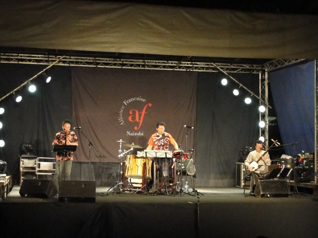 Mr. Kinoshita, on the “tsugaru shamisen”, singing a traditional Japanese song accompanied by Mr. Doi on the “Shakuhachi” and Mr. Hidano on the “taiko” drums