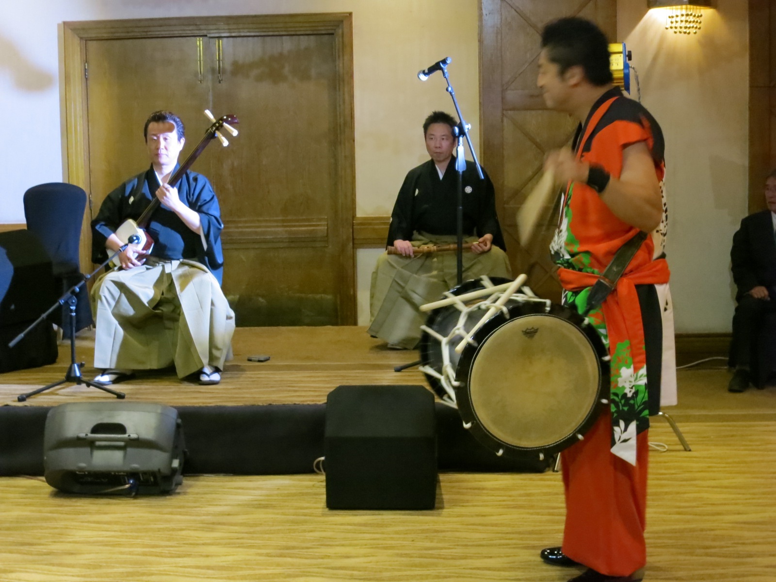 Mr. Hidano playing the “shimedaiko”