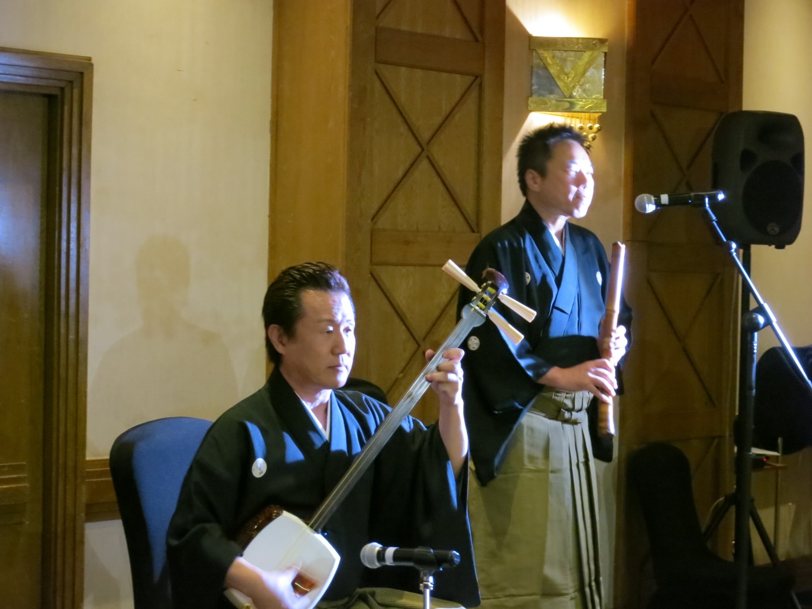 Mr. Kinoshita, on the “tsugaru shamisen”, and Mr. Doi, on the “Shakuhachi”, playing a duet