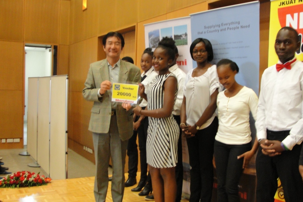 Mr. Sakanashi, GM of Marubeni Corporation presents a prize to the winning team from Kenyatta University